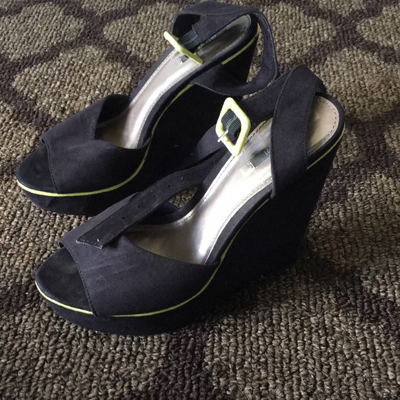 F21 Wedge Heels - Picture 2 of 3